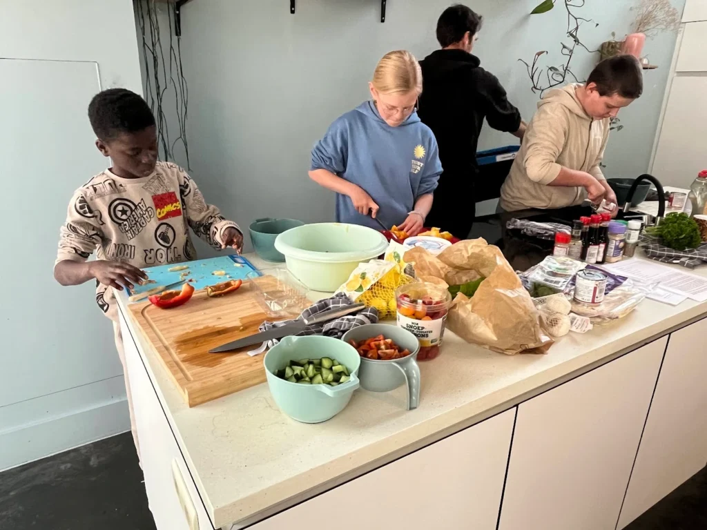 Basisschool kinderen bereiden eten